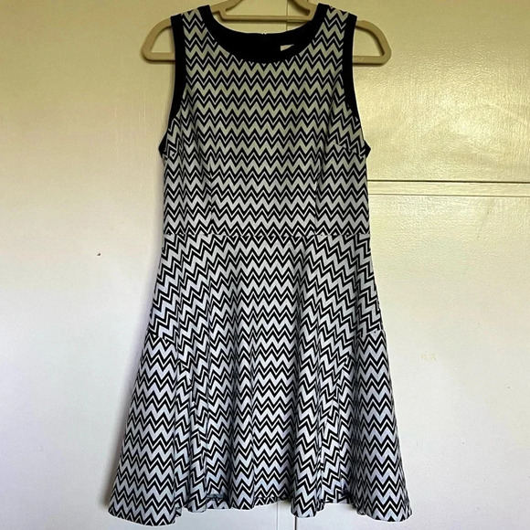 Trina Turk Sheila Chevron Print Sleeveless‎ Dress Black White Size Large - Picture 2 of 9